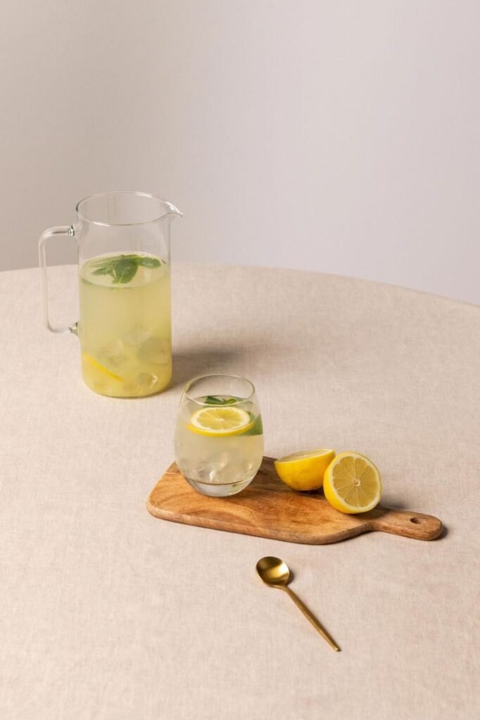 La imagen tiene un atributo ALT vacío; su nombre de archivo es agua-con-limon-682x1024.jpg